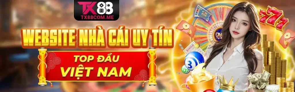 Người chơi Poker đang xem xét chiến lược cơ bản